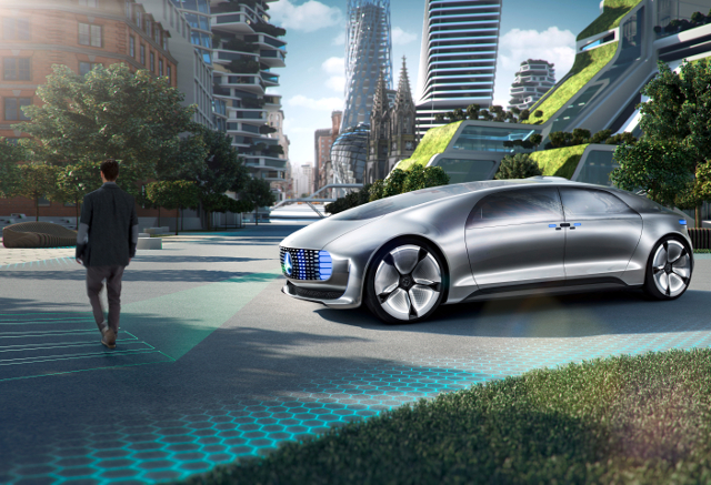 Zebrastreifen gefällig? Die Mercedes-Studie F 015 signalisiert mit einem auf die Straße projizierten Zebrastreifen dem Fußgänger, dass er die Straße ohne Gefahr überqueren kann. Foto: Daimler AG