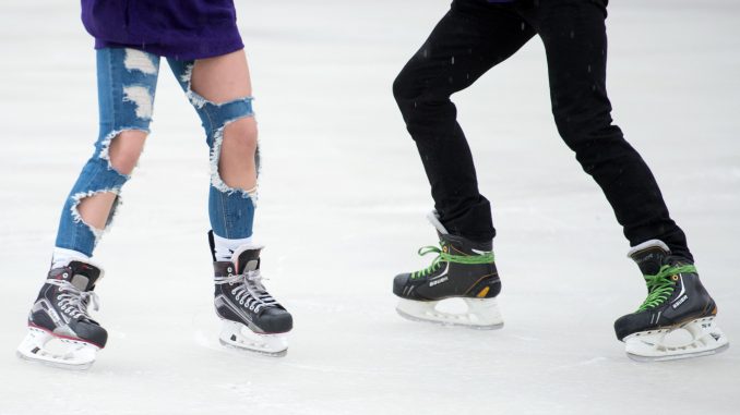 Eisläufer auf der Eisbahn