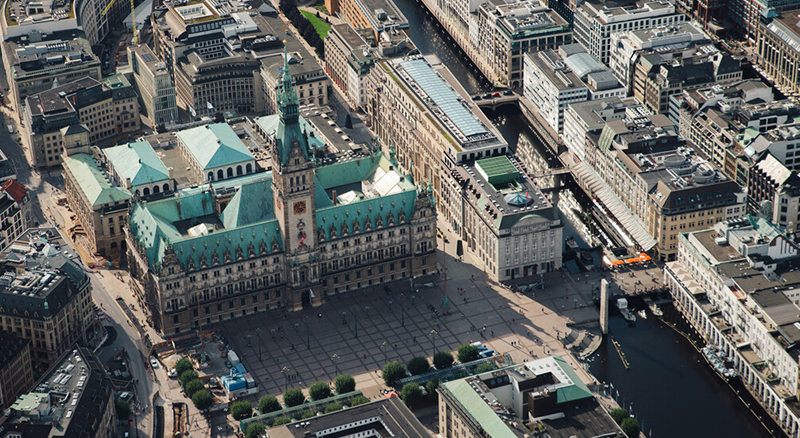 S-Luftaufnahme-Rathaus-Mediaserver-Hamburg-_-Doublevision