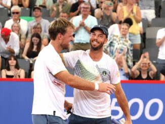 Kevin Krawietz (l) und Tim Pütz haben nach dem Finale in Hamburg Grund zum Jubel.
