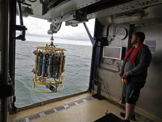 Mit einer Art Wasserschöpfer werden von einem Forschungsschiff aus Proben aus der Ostsee entnommen.