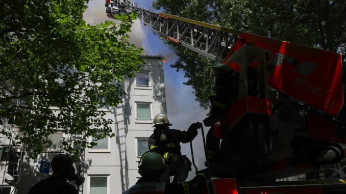Mehrere Leichtverletzte bei Dachbrand in Hamburg Der Dachbrand von Hamburg-Hummelsbüttel könnte bei Schweißarbeiten entstanden sein.