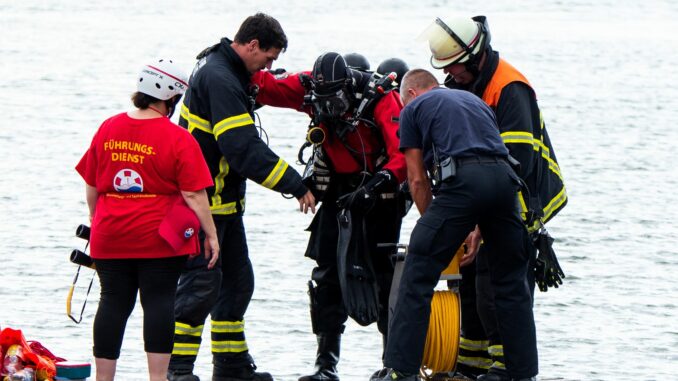 Mann in Hamburg in Badesee ertrunken Ein 23-jähriger Afghane ist im Allermöher See beim Baden ertrunken. Einsatzkräfte suchten den See ab. Sie konnten den jungen Mann nur noch tot bergen.
