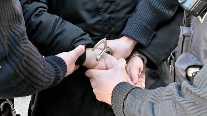 Polizei Zwei vorläufige Festnahmen nach mutmaßlichem Betrug beim Autoverkauf. (Symbolbild)
