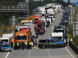 Ein 55-Jähriger bedroht nach einem Unfall Polizisten mit einem Messer. Erst ein Schuss in den Oberschenkel kann ihn nach Polizeiangaben aufhalten.