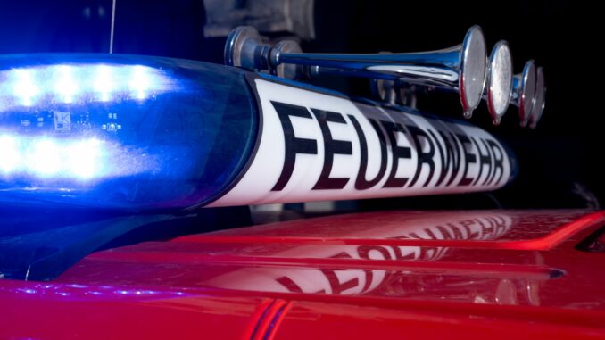 Feuerwehr - Symbolbild Die Feuerwehr löschte ein brennender Reetdach gelöscht und verhinderte ein Ausbreiten der Flammen. (Symbolbild)