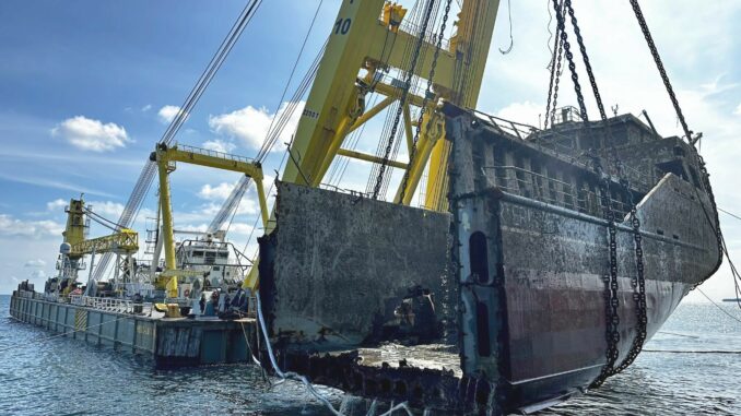 Schwimmkran hebt erstes Teil von «Verity»-Wrack Ein Schwimmkran hat am Freitag das Heck der «Verity» geborgen.