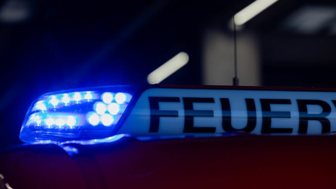 Feuerwehr bei Einsatz Auf einem Feld bei Poggensee haben rund 100 Rundballen gebrannt. (Symbolbild)
