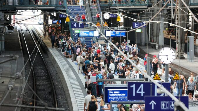 Zugverkehr bis Dienstag eingeschränkt Ab Dienstag soll der Zugverkehr im Norden zum Normalzustand zurückkehren. (Foto-Archiv)
