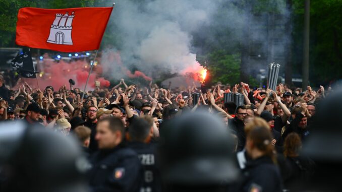 Hamburger SV - FC St. Pauli Hamburg will eine Beteiligung der Vereine an den Kosten für Polizeieinsätze bei Fußballspielen der Ersten und Zweiten Bundesliga prüfen.