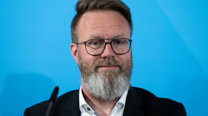 Wirtschaftsminister Claus Ruhe Madsen (CDU) Laut Verkehrsminister Claus Ruhe Madsen (CDU) sei ein höherer Preis für das Deutschlandticket unvermeidbar gewesen. (Archivbild)