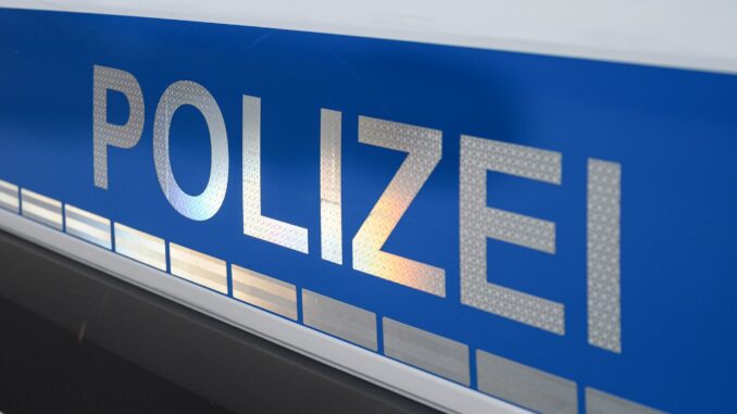 Einsatzwagen der Polizei Ein teils aggressiver Mann hat auf der B5 für einen Polizeieinsatz gesorgt.