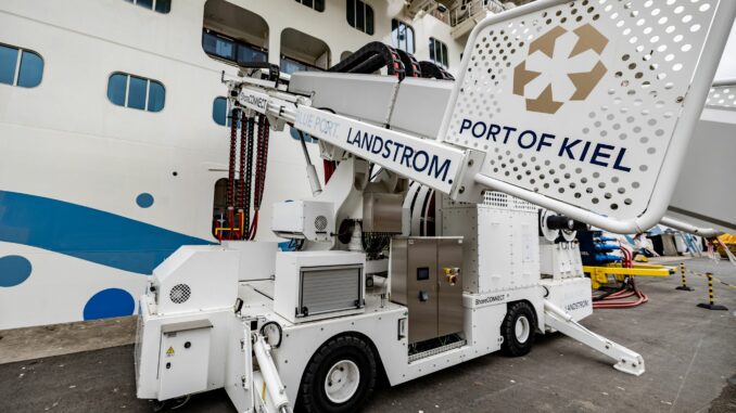 100 Kreuzfahrtschiffe am Landstrom in Kiel Viele Kruzfahrtschiffe nutzen im Kieler Hafen Landstrom.