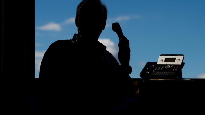 Telefonbetrüger Ein Telefonbetrüger hat einen 55-Jährigen in Itzehoe um mehr als 1.000 Euro gebracht. (Symbolbild)