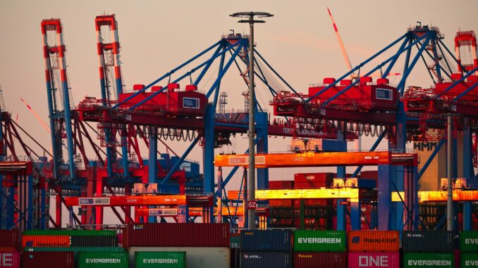 Containerterminal Das Hamburger Bruttoinlandsprodukt ist im ersten Halbjahr 2024 im Vergleich mit dem Vorjahreszeitraum gestiegen (Archivbild).