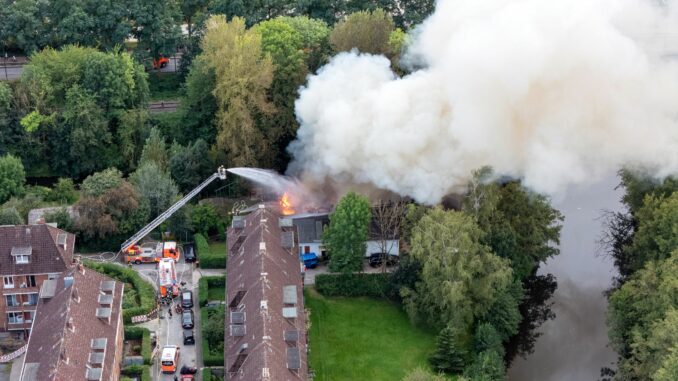 Lagerhallenkomplex von Bootsverein in Hamburg brennt In Bergedorf brennt es bei einem Bootsverein.