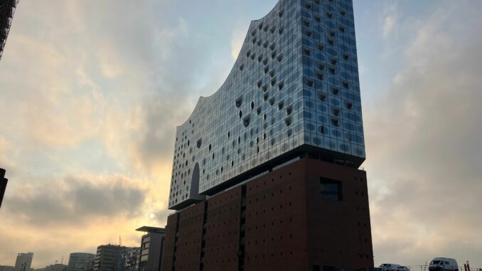 Wetter in Hamburg Ein Fehlalarm führt zu einem Konzertabbruch in der Elbphilharmonie. (Archivbild)