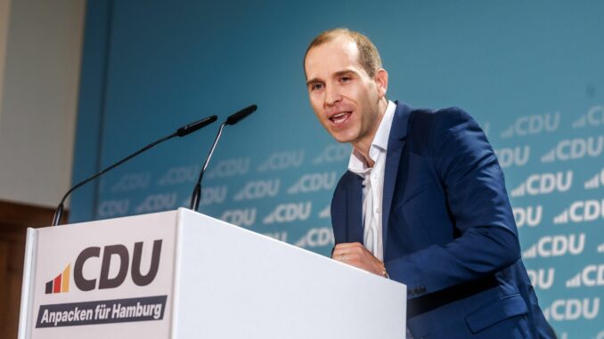 Hamburgs CDU-Chef Dennis Thering Hamburgs CDU-Partei- und Fraktionschef Dennis Thering freut sich über weitere Wechsel von der FDP zu den Christdemokraten. Diesmal sind die FDP-Landesvorstandsmitglieder Wiebke Köhler und Claus Krumrei zur CDU übergetreten.