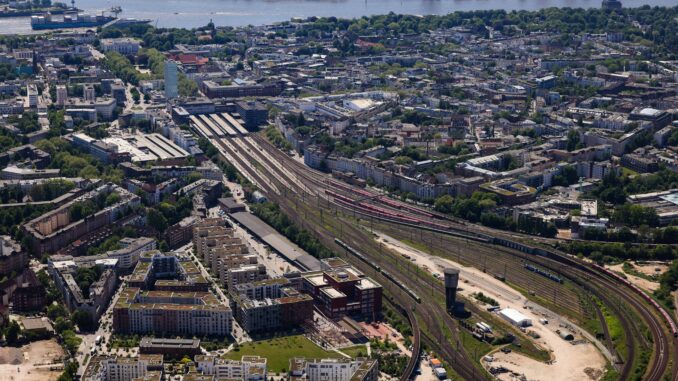 Bahnhof Altona Zwischen Altona und Hamburg-Langenfelde behindert ein Oberleitungsschaden den Bahnverkehr. (Archivbild)