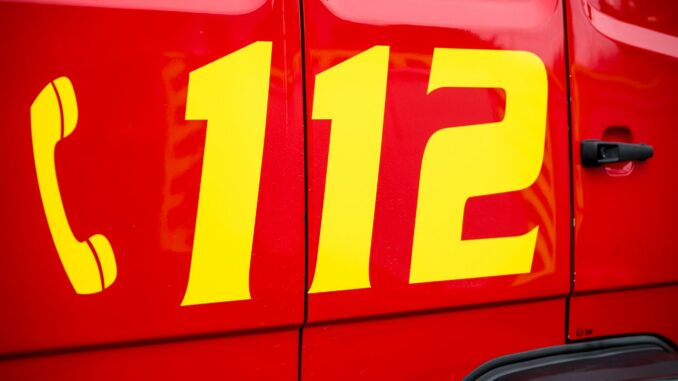 Einsatzwagen der Feuerwehr Beim Sturz aus dem 4. Stock ist eine Frau in Hamburg-Eilbek lebensgefährlich verletzt worden. (Archivbild)