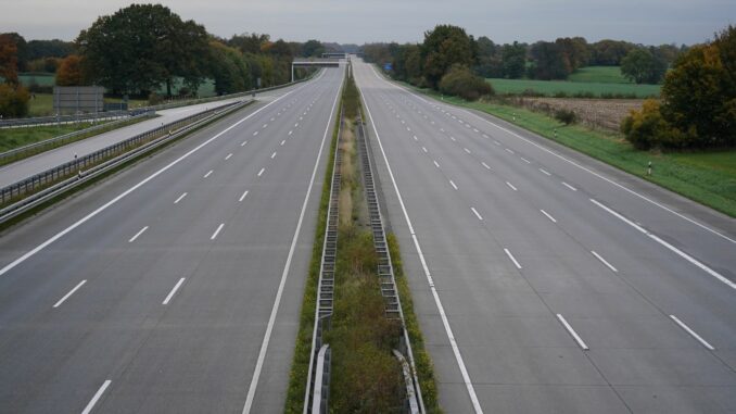 Sperrung der A1 Die Autobahn 1 wird am 8. November zwischen Ahrensburg und dem Kreuz Bargteheide für 59 Stunden voll gesperrt. (Archivfoto)