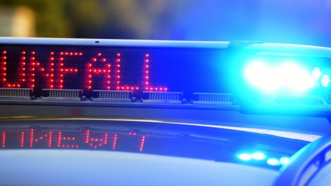 Polizei sichert Unfallstelle Ein Begleitfahrzeug für einen Schwertransporter geriet auf der B76 in den Gegenverkehr und stieß dort mit einem entgegenkommenden Fahrzeug zusammen. Beide Fahrer kamen verletzt ins Krankenhaus. (Archivbild)