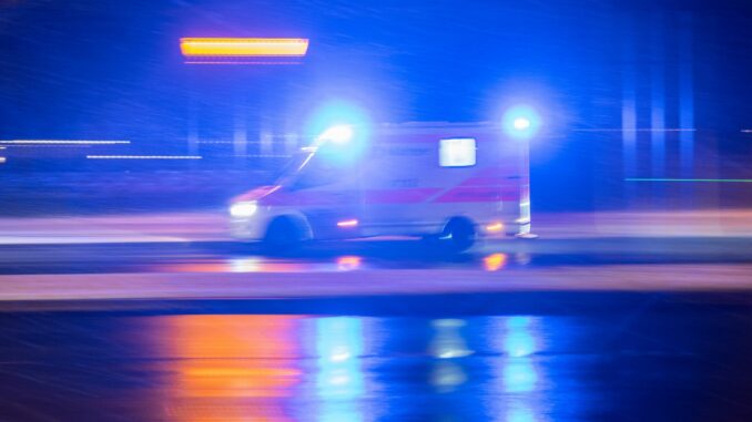 Krankenwagen im Einsatz Nach einem Messerangriff in Hamburg liegt ein Mann im Krankenhaus. (Symbolbild)