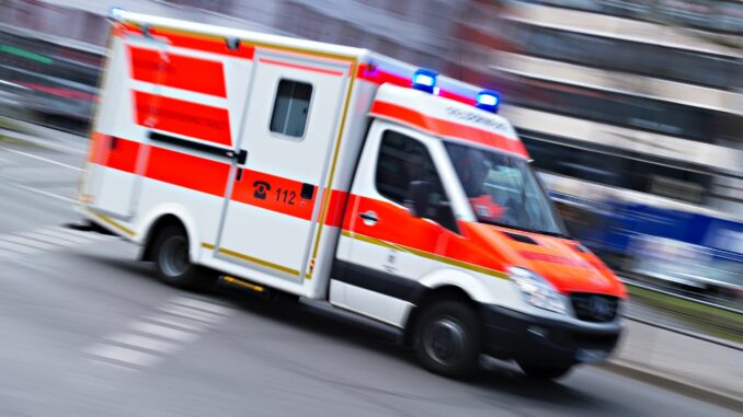Rettungswagen im Einsatz Ohne Helm: Motorradfahrer lebensgefährlich verletzt