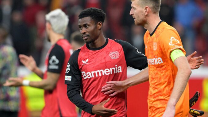 Bayer Leverkusen - AC Mailand Torwart Lukas Hradecky (r.) war nach dem Remis von Bayer Leverkusen sauer