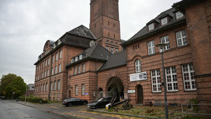 Entwicklungen rund um Flüchtlingssituation in Kiel Die Probleme rund um die Unterkunft sind Thema in der Kieler Ratsversammlung. (Archivbild)
