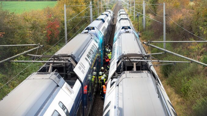 Liegengebliebene Regionalbahn Wegen eines technischen Defekts in einer Regionalbahn auf der Strecke von Lübeck nach Hamburg mussten die Fahrgäste auf offener Strecke in einen Ersatzzug umsteigen.