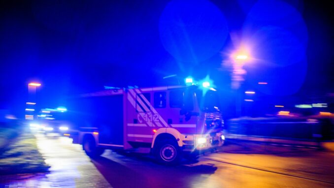 Illustration - Feuerwehr im Einsatz Ein Binnenschiff brennt im Lauenburger Jachthafen aus. Dabei entsteht ein beträchtlicher Sachschaden. (Symbolbild)