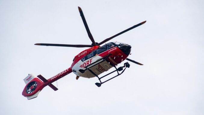 Rettungshubschrauber - Symbolbild Ein Rettungshubschrauber bringt den 61-Jährigen in ein Krankenhaus. (Archivbild)