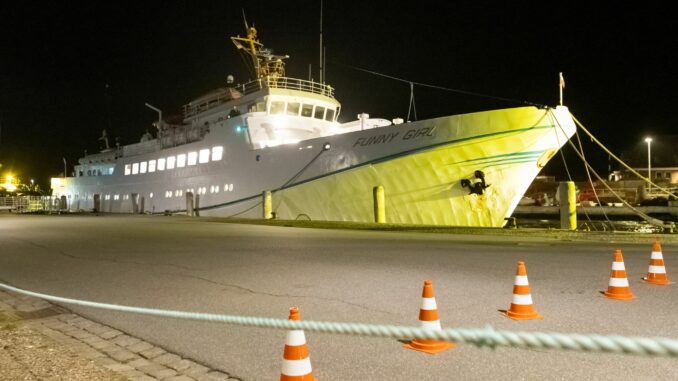 Manövrierunfähige Helgolandfähre erreicht Festland Die «Funny Girl» liegt im Hafen von Büsum.