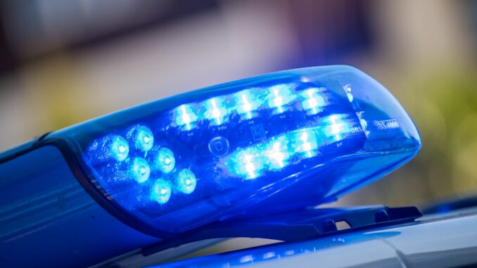 Blaulicht In Strande sind unbekannte Täter in ein Restaurant eingebrochen. (Symbolbild)