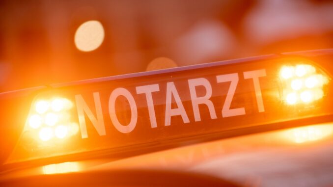 Notarzt Der Arbeiter schwebt in Lebensgefahr. (Symbolbild)