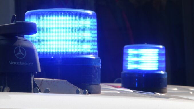 Polizei mit Blaulicht Polzisten stoppen in Kiel einen Raser nach einer Verfolgungsjagd. (Illustration)