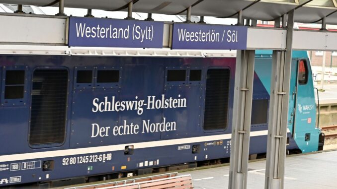 Zug nach Sylt Der zweigleisige Ausbau der Marschbahn nach Sylt wurde im Kieler Landtag diskutiert. (Archivbild)