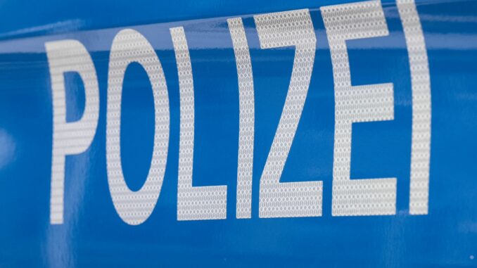 Symbolbild Polizei Ein Motorradfahrer wurde in Hamburg bei dem Zusammenstoß mit einem Lastwagen tödlich verletzt. (Symbolbild)