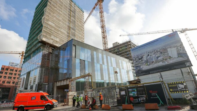 Gutachten zu Arbeitsunfall mit fünf Toten steht noch aus. Gut ein Jahr nach dem Einsturz eines Gerüstes auf einer Großbaustelle in der Hamburger Hafencity steht ein wichtiges Gutachten noch aus. (Archivbild)