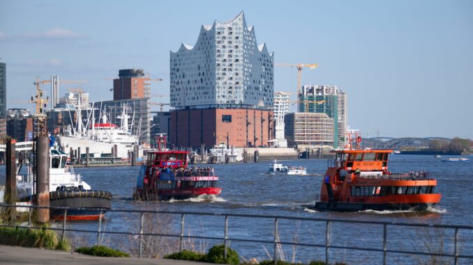 Hafenfähren vor der Elbphilharmonie Die Hadag bietet künftig auf der Elbe eine Non-Stop-Verbindung zwischen den Landungsbrücken und Hamburg-Finkenwerder an.