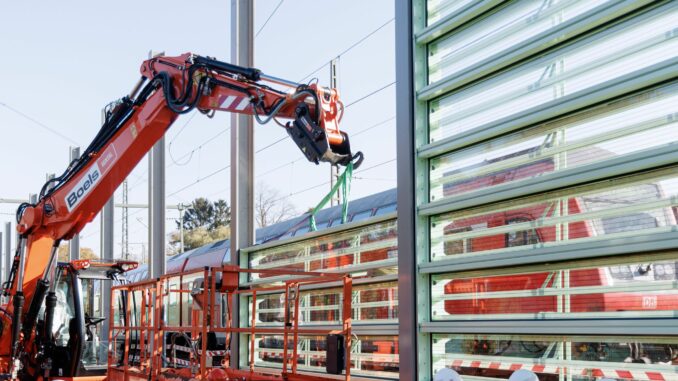 Erste transparente Bahn-Lärmschutzwand Die transparenten Lärmschutzwände werfen so gut wie keinen Schatten und lassen die Sicht über die Gleise frei.
