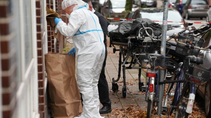 Mann in Hamburg erschossen Ein Mann ist in Hamburg durch eine Schussverletzung tödlich verletzt worden. Anwohnerinnen und Anwohner hatten noch versucht, den Mann wiederzubeleben.