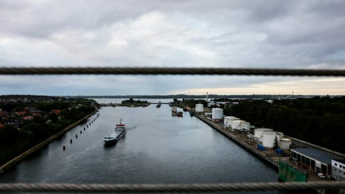 Der Nord-Ostsee-Kanal in Kiel Ein Frachter ist im Nord-Ostsee-Kanal gegen eine Böschung gefahren. (Symbolbild)