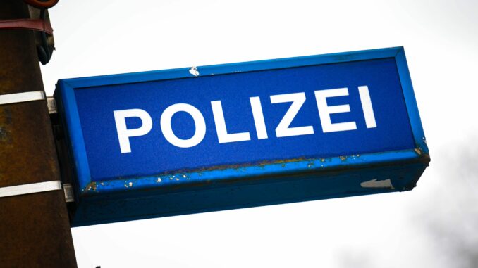 Polizei In Lübeck wird ein 78 Jahre alter Mann Opfer eines Schockanrufers. Ein Unbekannter erbeutet dabei Bargeld und Uhren im Wert von rund 50.000 Euro.