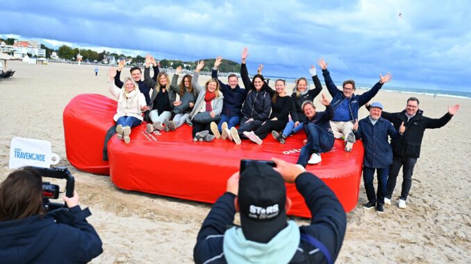 Ostsee-Holstein-Tourismus stellt Attraktion für Nebensaison vor Eine riesige Wärmflasche geht auf Reisen durch die Ostseebäder
