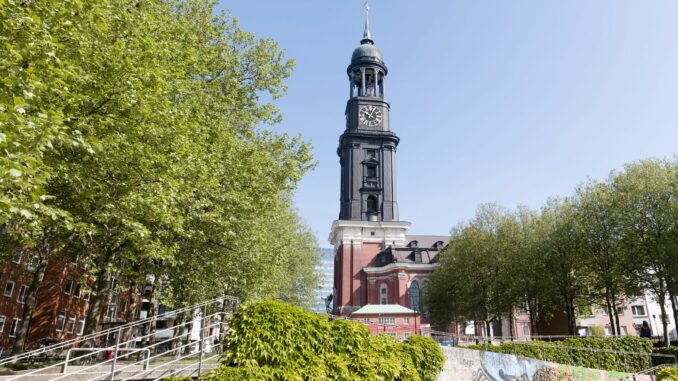 Hauptkirche St. Michaelis Im Turm des Hamburger Michels haben die drei Bienenvölker in diesem Jahr fleißig Honig eingesammelt. (Archivbild)