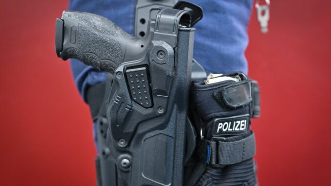 Dienstwaffe der Polizei Zwei Polizisten schießen einen Mann gezielt in die Beine, der mit zwei Messern auf sie losgegangen war. (Symbolbild)
