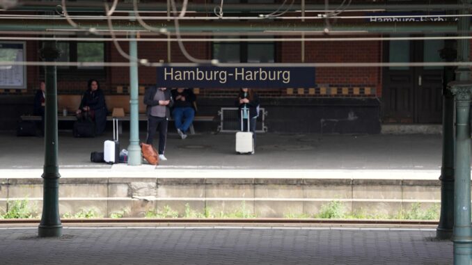 Bahnhof Harburg Im Harburger Bahnhof haben zwei aggressive Männer randaliert und einen Bundespolizisten verletzt.