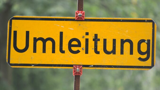 Straßensperrung - Symbolbild Die Anschlussstelle Stapelfeld muss für die Beseitigung eines Brandschadens für einen Tag voll gesperrt werden. (Symbolbild)